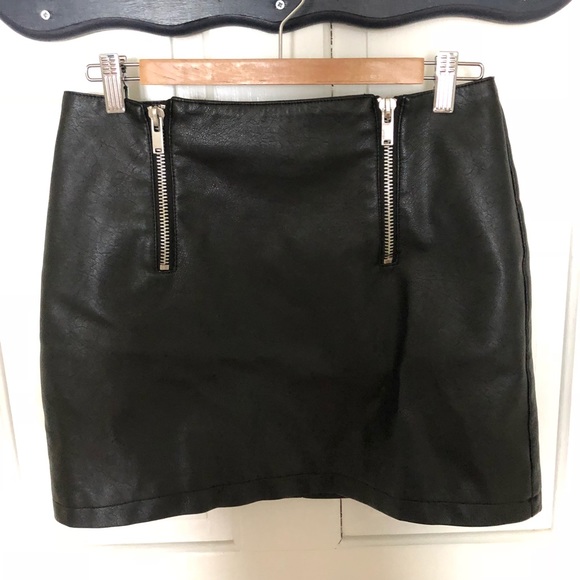 Forever 21 Dresses & Skirts - Black forever 21 faux lather skirt with 2 zippers